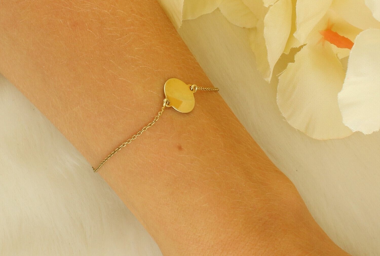 Pozłacana bransoletka srebrna 925 B 0824-GOLD z okrągłą blaszką 1,1 cm. Lekka 1,30 g, długość 17 cm + 3 cm regulacji, zapięcie na karabińczyk. Elegancka, modna i idealna na prezent.1.jpg